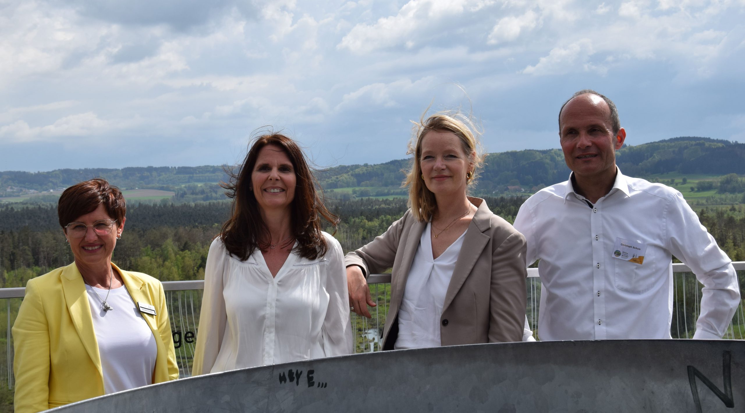“Klima Chance Moore”: Gruppenbild am Bannwaldturm