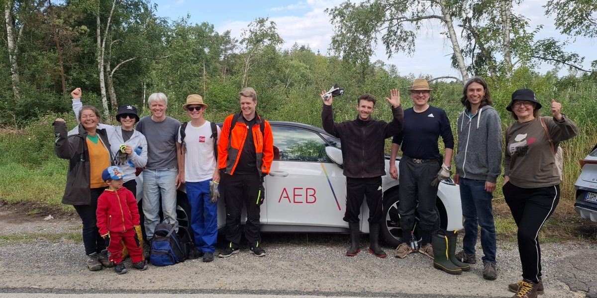 Firma AEB aus Stuttgart unterstützt die Stiftung Naturschutz Pfrunger-Burgweiler Ried bei der Neophytenbekämpfung