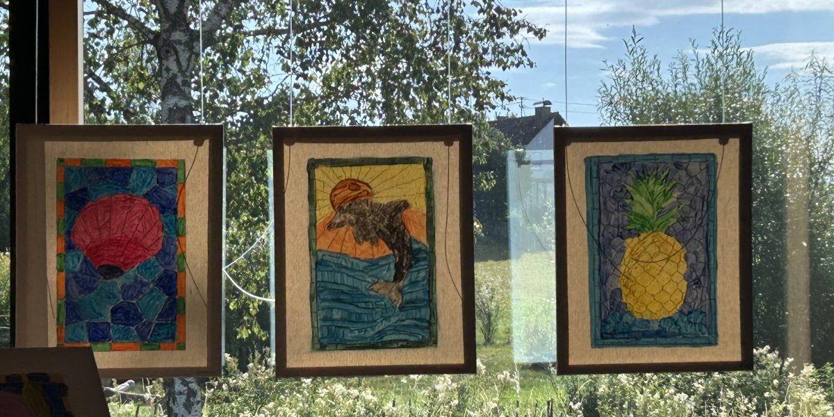 Kunstausstellung Klasse 4 der Grundschule Wilhelmsdorf im Naturschutzzentrum Wilhelmsdorf, handgemalte Bilder von Kindern mit verschiedenen Tiermotiven