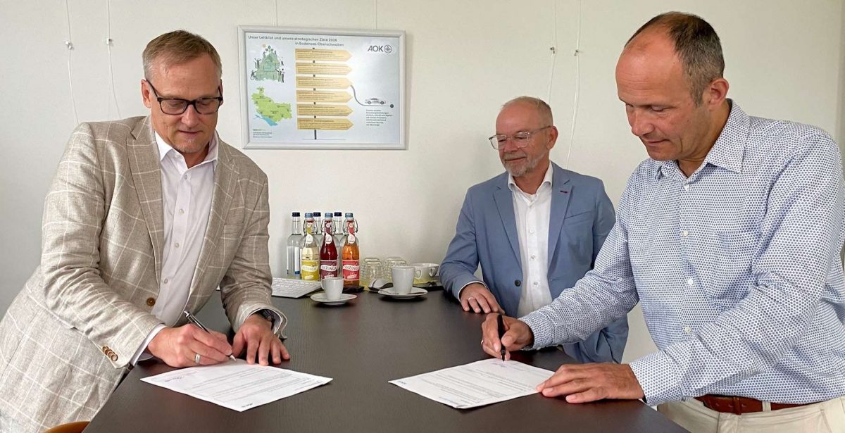 Von links: Markus Packmohr und Bernd Gulde von der AOK – Die Gesundheitskasse Bodensee-Oberschwaben sowie Christoph Schulz vom Naturschutzzentrum Wilhelmsdorf bei der Unterzeichnung des Projektantrags zur Kooperation im Bereich Umweltbildung.