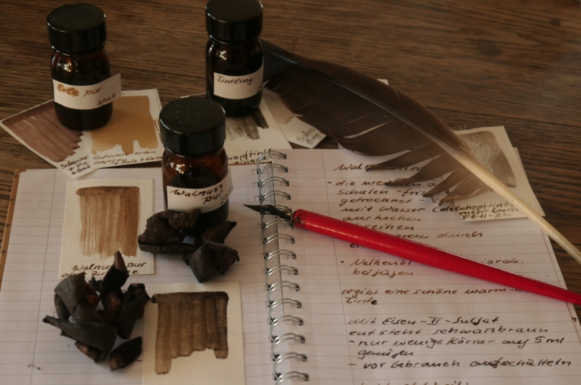 Heft mit altertümlicher Schreibfeder