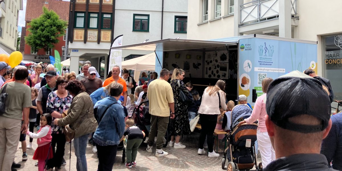 MoorMobil auf Happy Family Day Bad Saulgau MoorMobil Anhänger Umweltbildung steht in der Innenstadt von Bad Saulgau von vielen Passanten umbegeben