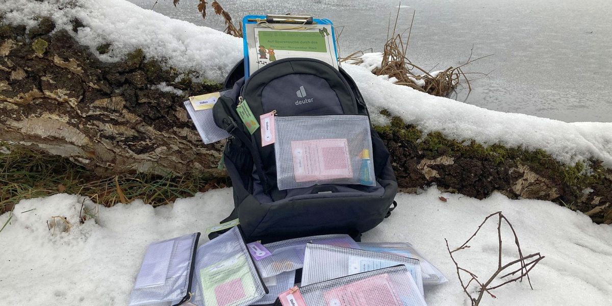 Moorforscherrucksack mit verschiedenen Materialien auf Schnee