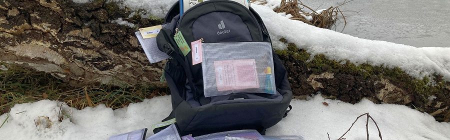Moorforscherrucksack mit verschiedenen Materialien auf Schnee