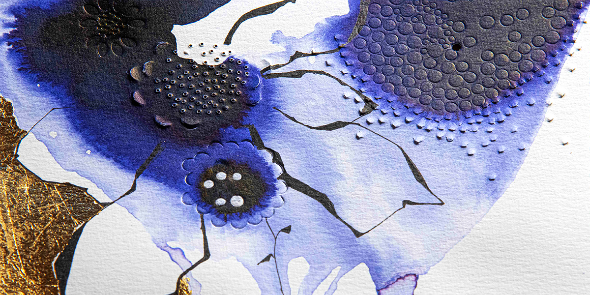 Papier prägen mixed media zeigt ein weißes Papier, auf das blumenartige Strukturen geprägt wurden und das mit blauen Farben coloriert wurde